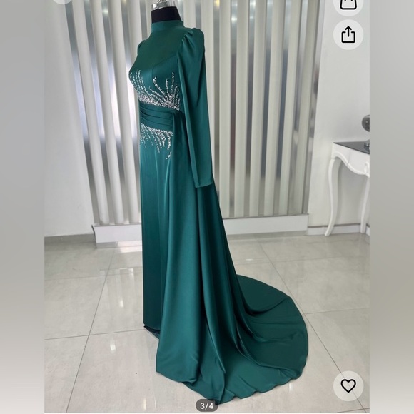 Modest dress - Picture 2 of 3